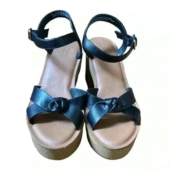 Universal Thread Platform Heels - Picture 1 of 5